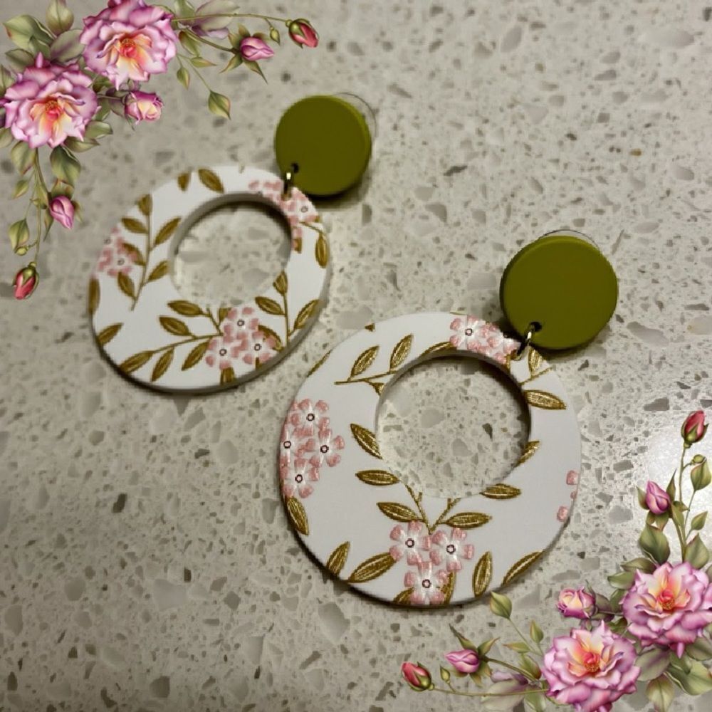 Flower Detail Circle
Shaped Hollow‎ Out Acrylic
Pendant Earrings